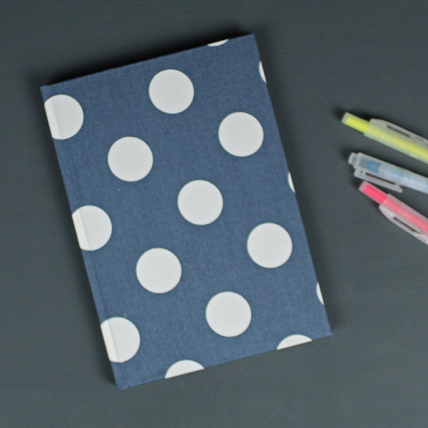 Adressbuch DIN A5 Blau mit cremefarbenen Polka Dots