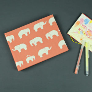 Kleines Kinderfotoalbum apricot mit cremefarbenen Elefanten