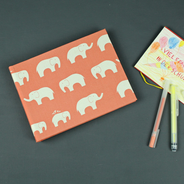 Kleines Kinderfotoalbum apricot mit cremefarbenen Elefanten