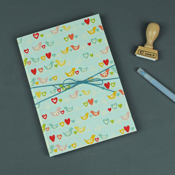 Türkis Pastell gemustertes Babytagebuch mit kleinen Vögeln