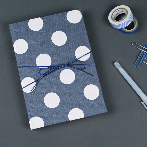 Dunkelblauer ewiger Kalender mit weißen Polka Dots