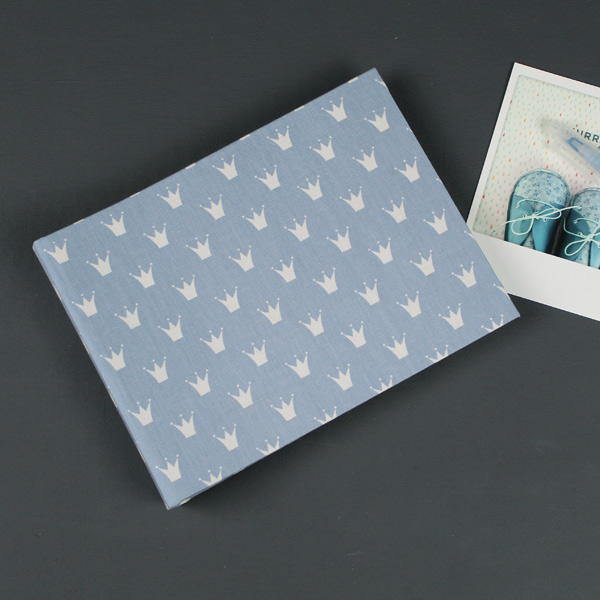 Kleines hellblau weißes Babyfotoalbum mit Krönchen