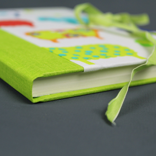 Grün weiß buntes DIN A5 Babytagebuch mit Schafen