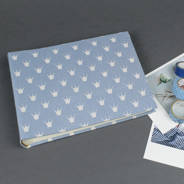 Hellblaues Babyfotoalbum weiße Krönchen