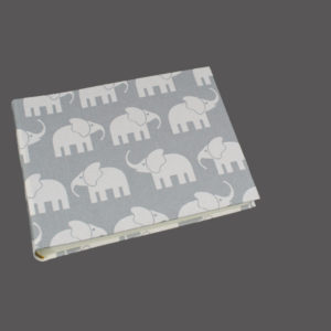 Kleines grau weißes Kinderfotoalbum mit Elefanten