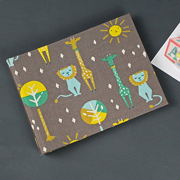 Kleines Kinderfotoalbum Löwe und Giraffe auf braunem Grund