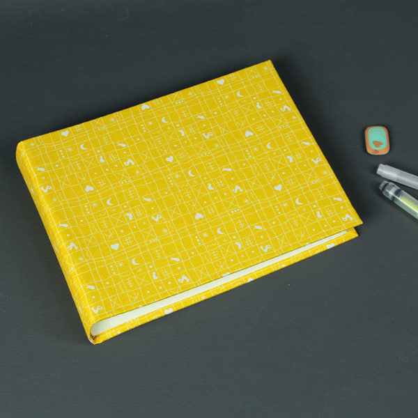 Kleines gelb weißes Kinderfotoalbum Hähnchenmuster