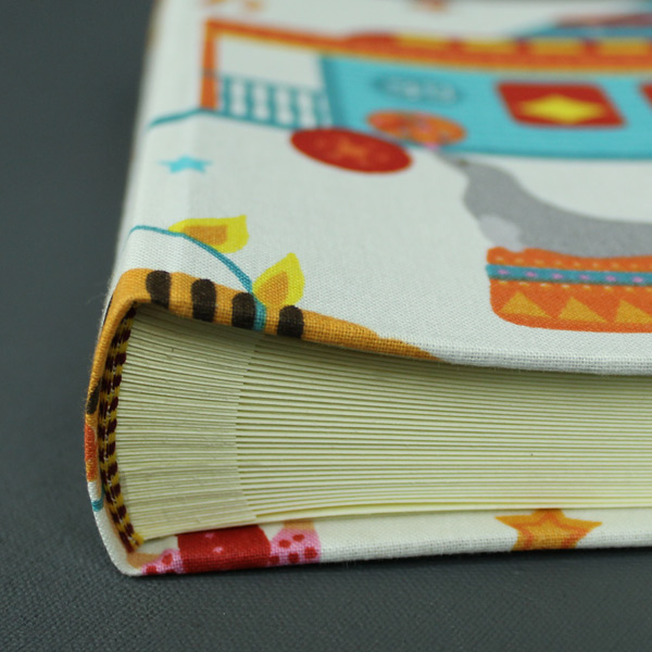 Kleines weiß türkis gemustertes Kinderfotoalbum