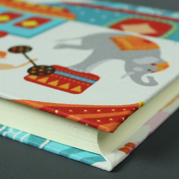 Kleines türkis weiß buntes Kinderfotoalbum Zirkus