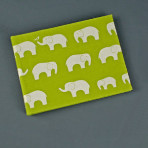 Kleines grünes Kinderfotoalbum mit cremefarbenen Elefanten