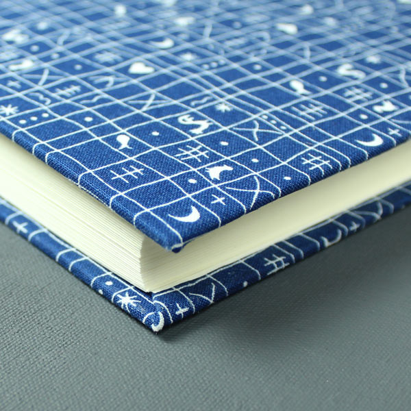 Kleines dunkelblau weißes Kinderfotoalbum Hähnchenmuster