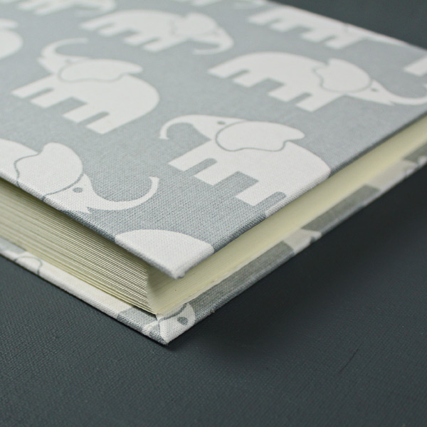 Kleines hellgraues Kinderfotoalbum mit Elefanten