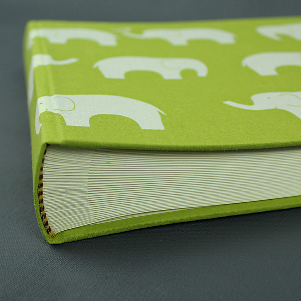 Kleines Babyfotoalbum grün mit weißen Elefanten