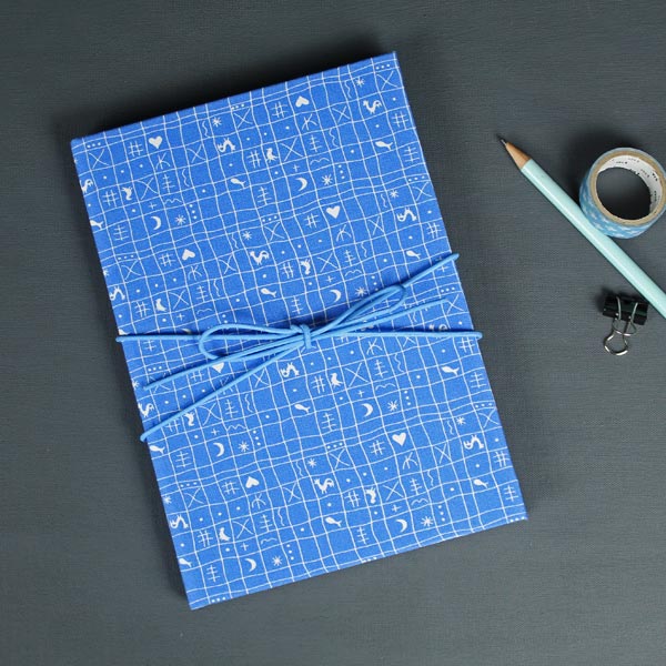 Babytagebuch mit dem dem klassischen blau weißen Hähnchenmuster