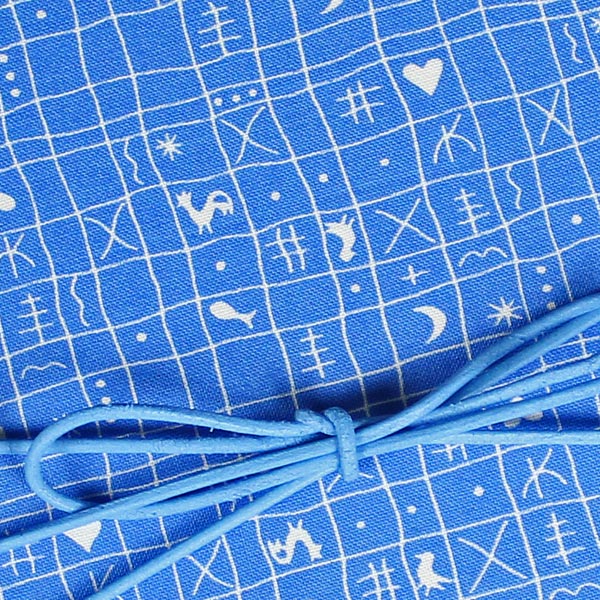 Babytagebuch hellblau weiß mit dem klassischen Hähnchenmuster
