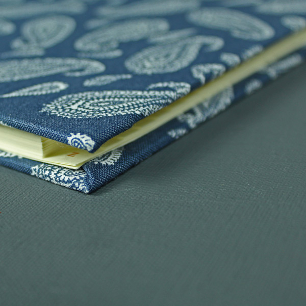 Stoff bezogenes Adressbuch mit Paisleymuster