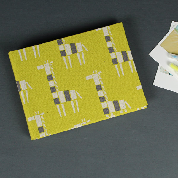 Kleines Kinderfotoalbum gelb mit gestreifter Giraffe