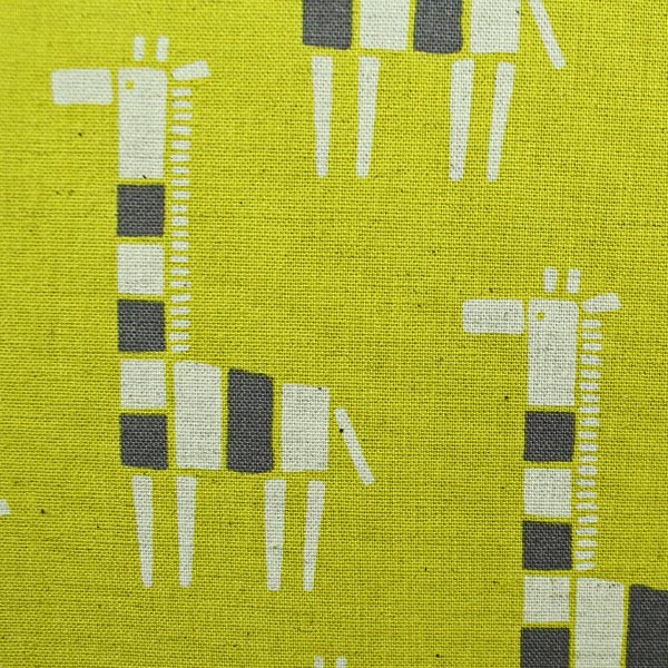Gelbes Kinderfotoalbum mit gestreifter Giraffe