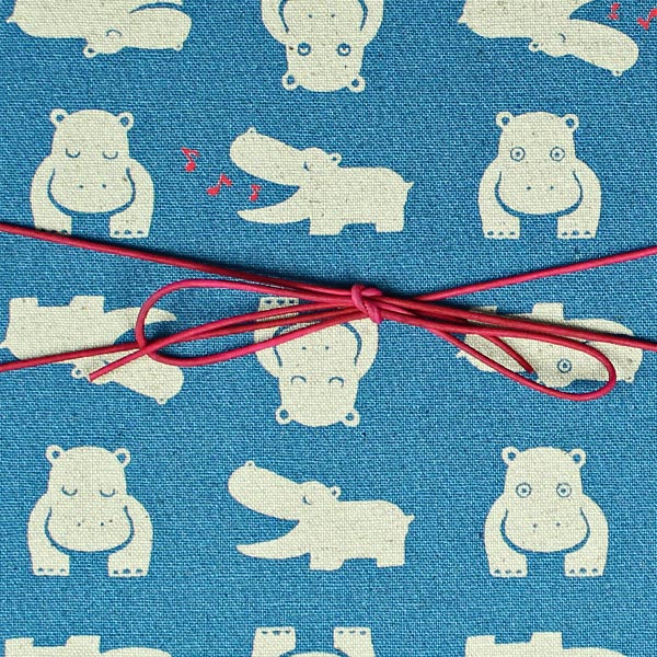 Stoff bezogenes blau weißes Babytagebuch