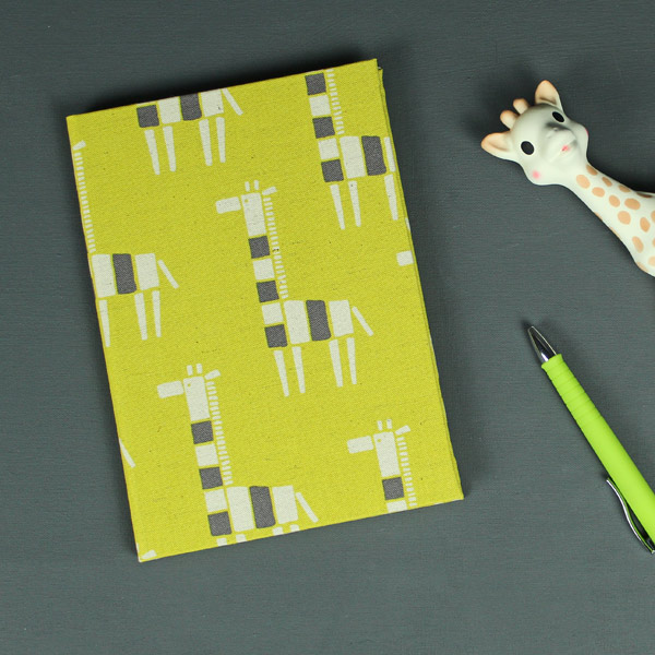 Gelbes Babytagebuch mit vielen gestreiften Giraffen