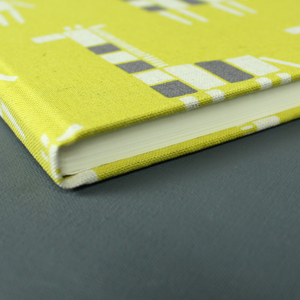 Stoff bezogenes gelbes Babytagebuch mit Giraffen