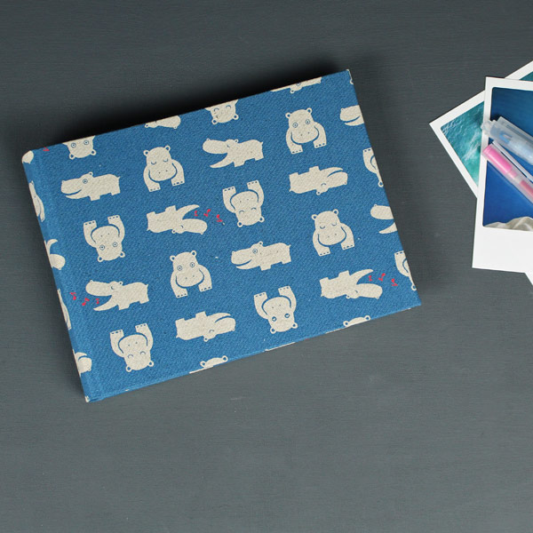 Kleines blaues Kinderfotoalbum mit singenden Nilpferden
