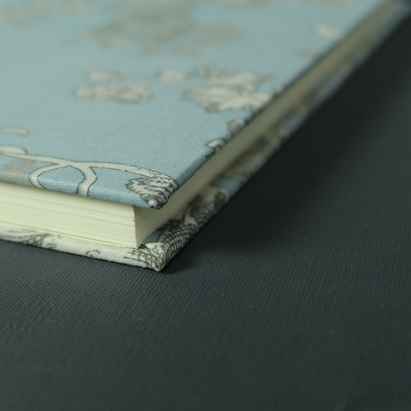 Blau grau gemustertes Tagebuch mit Vogelkäfig