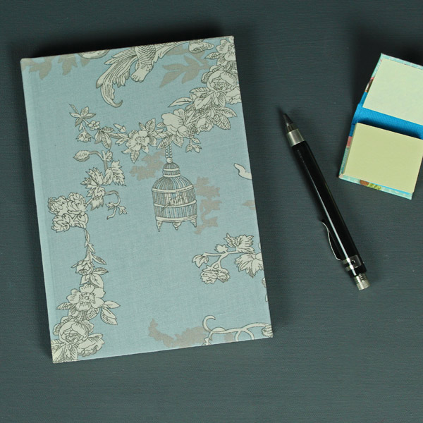 Feines blau graues Notizbuch im Toile de Jouy Stil