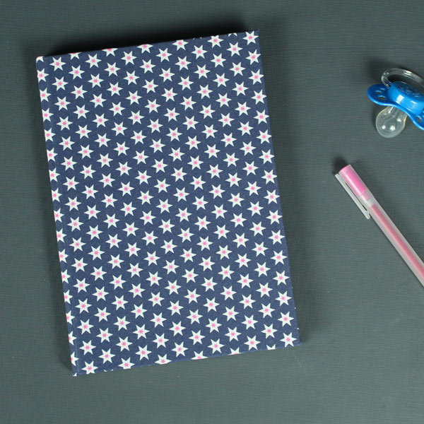 Babytagebuch blau mit Sternchen in weiß und pink