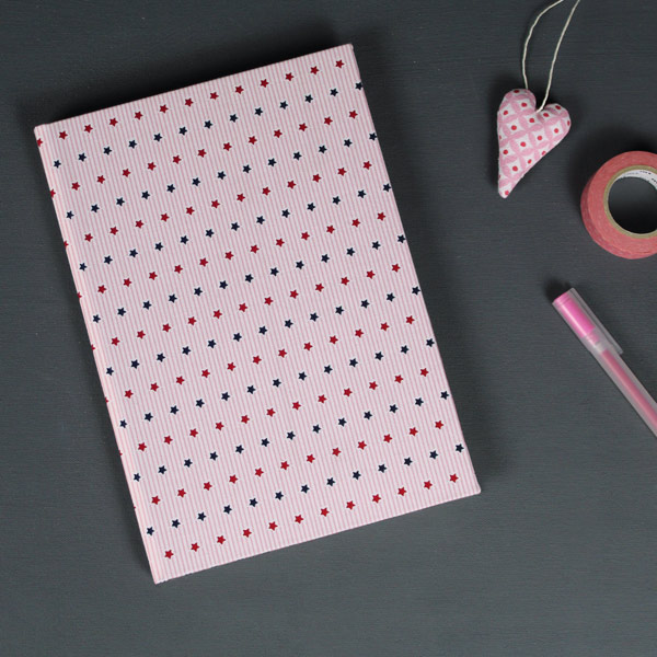Gestreiftes Babytagebuch in Rosa weiß mit roten und blauen Sternen