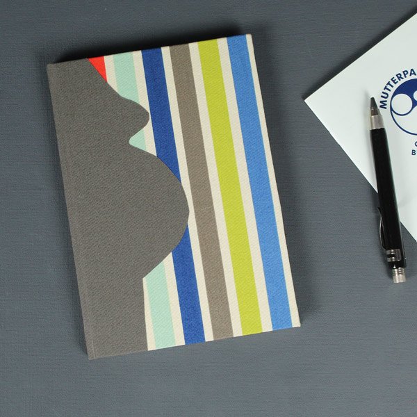 Braunes Schwangerschaftstagebuch mit blau gelb bunten Streifen