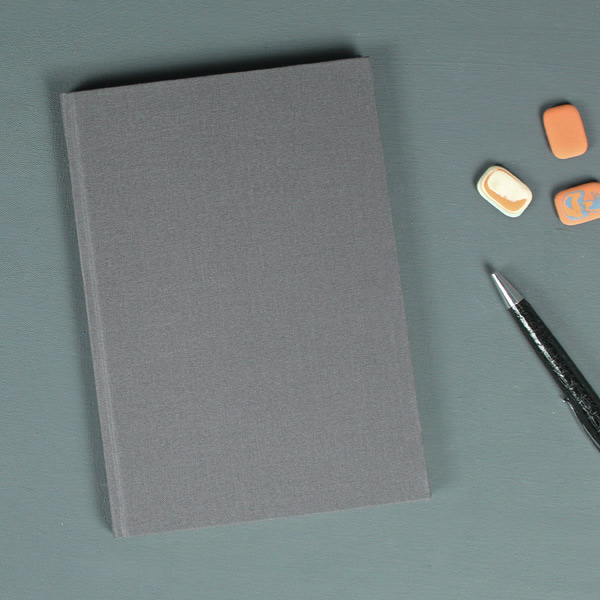 DIN A5 Adressbuch mit dunkelbraunem Leinen bezogen