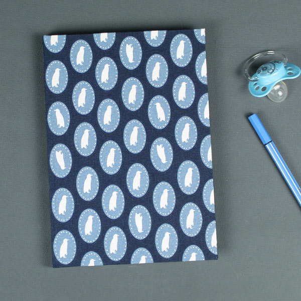 Blau hellblau weißes Babytagebuch blanko mit Pinguinen