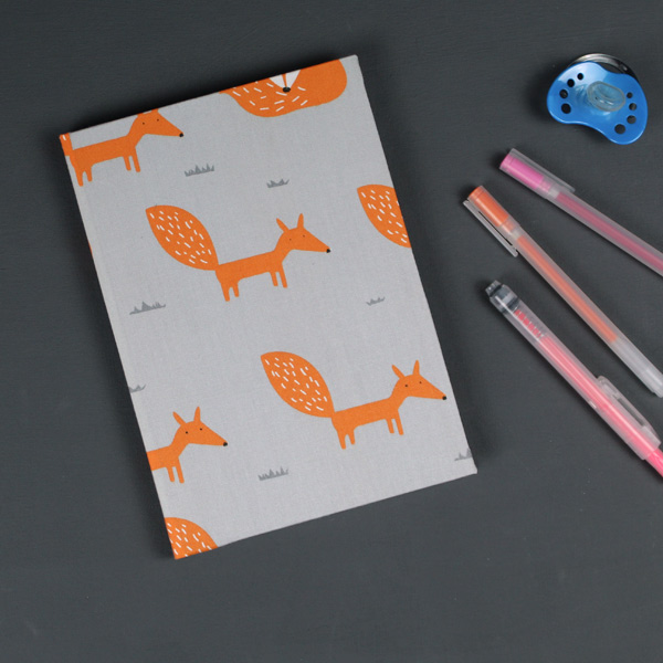 Hellgraues Babytagebuch mit orange Füchsen