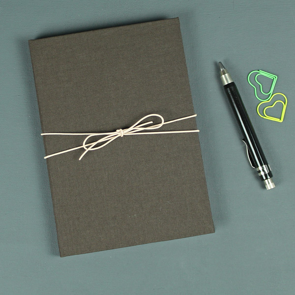 Dunkelbraunes schlichtes Notizbuch mit Lederband als Verschluss