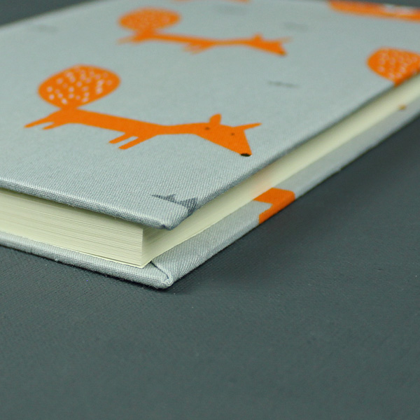 Kariertes graues Babytagebuch mit orange weißen Füchsen