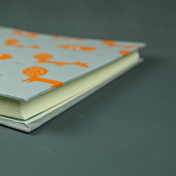 Quadratisches grau orange gemustertes Kinderfotoalbum