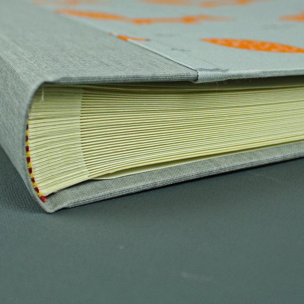 Quadratisches hellgraues Kinderfotoalbum mit orange Füchsen