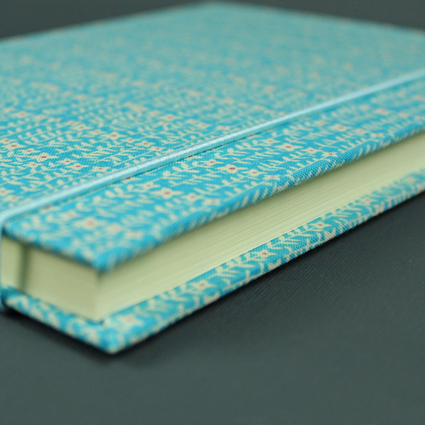 DIN A5 Notizbuch hellblau mit weißen Blüten
