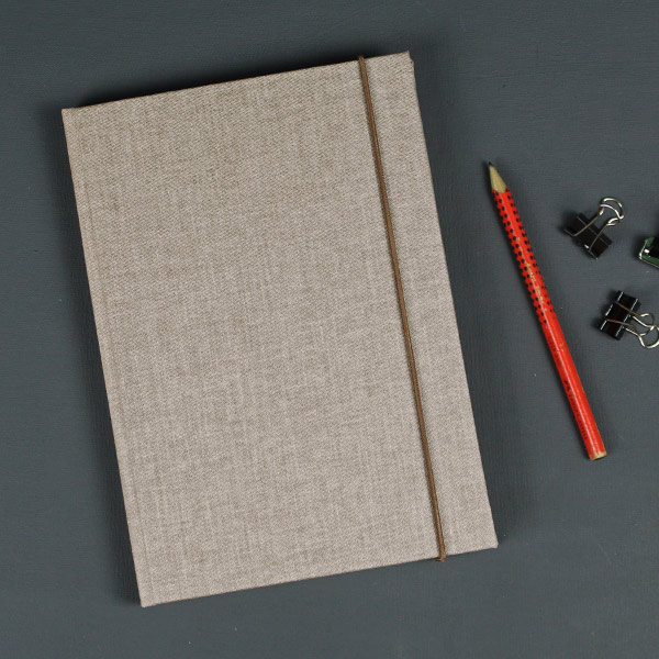 Hellbraunes DIN A5 Notizbuch blanko mit Gummikordel