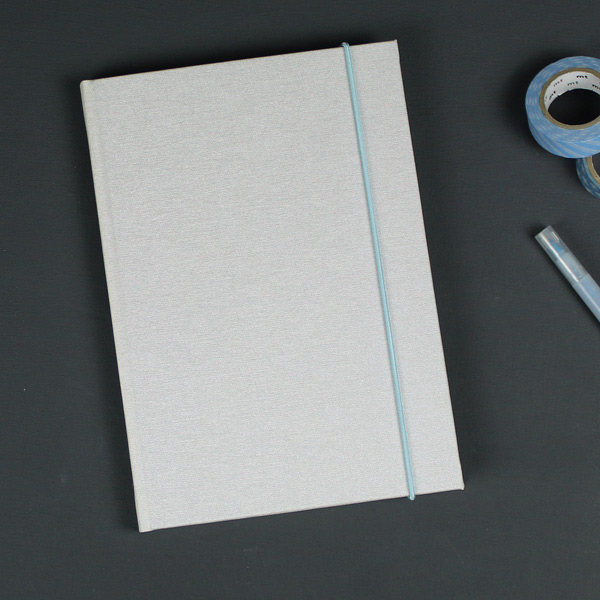 Perlmutt farbenes Notizbuch DIN A5 mit blauer Gummikordel