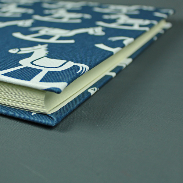 Blau weißes Babyfotoalbum mit Schaukelpferden