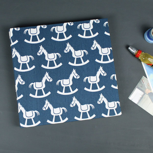 Quadratisches blau weißes Babyfotoalbum mit Schaukelpferden