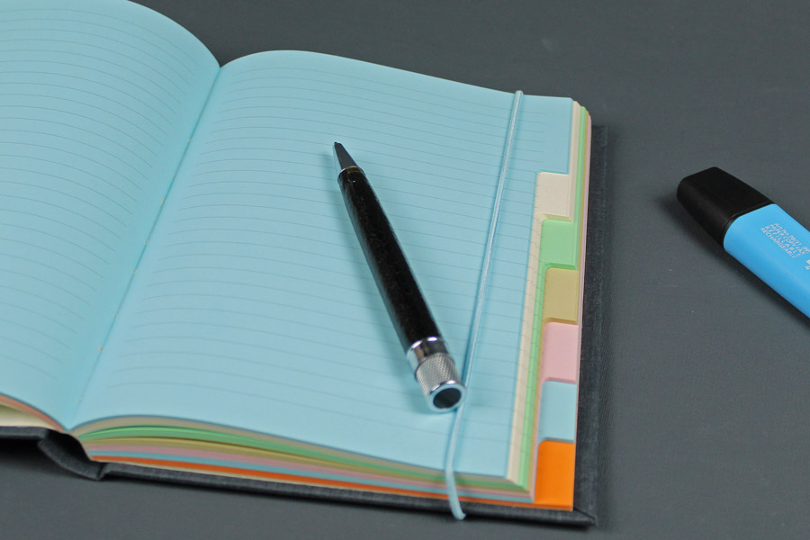 Tagebuch liniert mit mehrfarbigen Seiteneinteilungen
