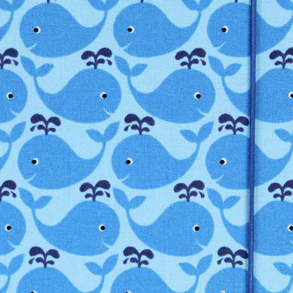 Blau gemustertes Babytagebuch mit Walen