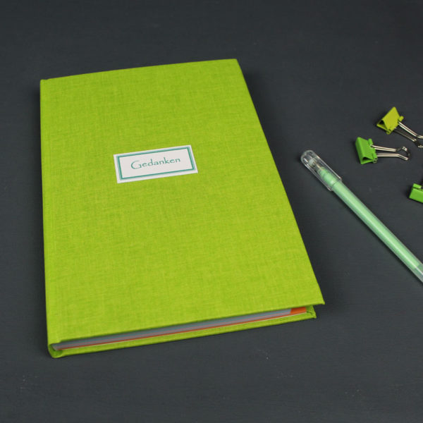 Personalisiertes grünes Notizbuch mit bunten Registerseiten