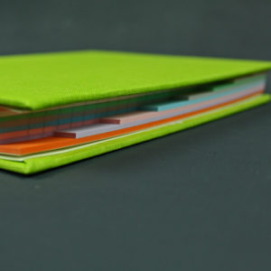 leuchtend grünes Notizbuch mit Registereinteilung
