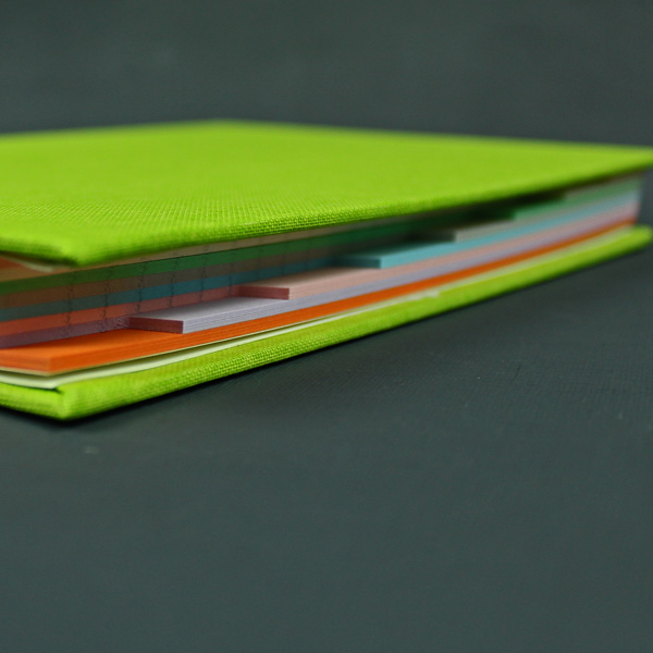 leuchtend grünes Notizbuch mit Registereinteilung