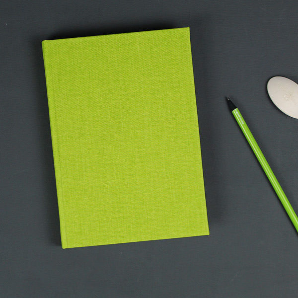 Leuchtend grünes Notizbuch mit bunten Registerseiten