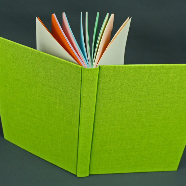 Leuchtend Grünes Notizbuch mit bunten Registerseiten